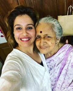 Ranjini Haridas Instagram - Catching up with my Cycle Achan (valyachan ) and Valyamma after ages !!!❤️

His health is not the best at the moment so please do keep him in your prayers .🙏

#konnidiaries #dadshometown #pathamthitta #family #afteralongtime