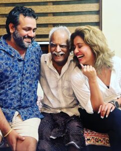 Ranjini Haridas Instagram - Catching up with my Cycle Achan (valyachan ) and Valyamma after ages !!!❤️

His health is not the best at the moment so please do keep him in your prayers .🙏

#konnidiaries #dadshometown #pathamthitta #family #afteralongtime