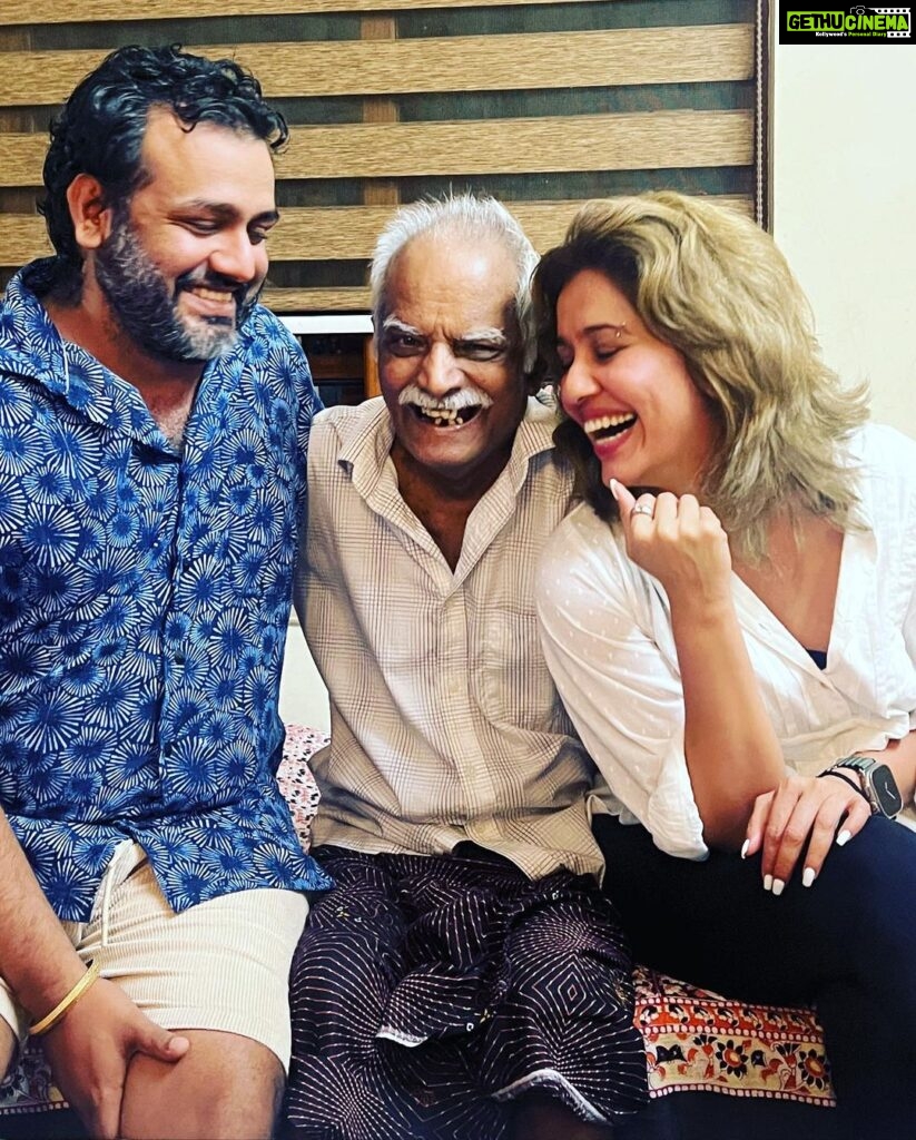 Ranjini Haridas Instagram - Catching up with my Cycle Achan (valyachan ) and Valyamma after ages !!!❤ His health is not the best at the moment so please do keep him in your prayers .🙏 #konnidiaries #dadshometown #pathamthitta #family #afteralongtime