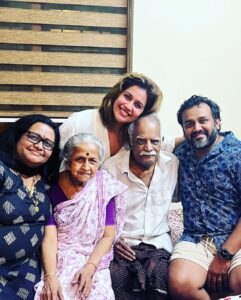 Ranjini Haridas Instagram - Catching up with my Cycle Achan (valyachan ) and Valyamma after ages !!!❤️

His health is not the best at the moment so please do keep him in your prayers .🙏

#konnidiaries #dadshometown #pathamthitta #family #afteralongtime