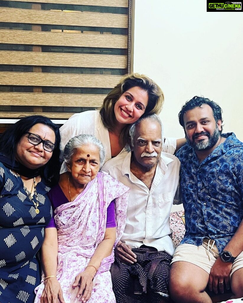 Ranjini Haridas Instagram - Catching up with my Cycle Achan (valyachan ) and Valyamma after ages !!!❤️ His health is not the best at the moment so please do keep him in your prayers .🙏 #konnidiaries #dadshometown #pathamthitta #family #afteralongtime