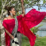 Ranjini Haridas Instagram - 💗🖤🤍 Hair and makeup @jaan_moni_das Ready made saree @madebymilankochi Kaftan top @kahani_stories_in_thread #eventready #funkyfusion #worklife #ranjiniharidas