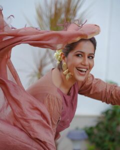 Ranjini Haridas Instagram - Chingam 1 - സമൃദ്ധിയുടെയും ഐശ്വര്യത്തിന്റേയും പുതുവത്സരാശംസകള്‍!!!❤️

Happy Chingam people 😬

#malayalamaasam #chingam #onamaroundthecorner #prosperity #happiness #abundance #love
