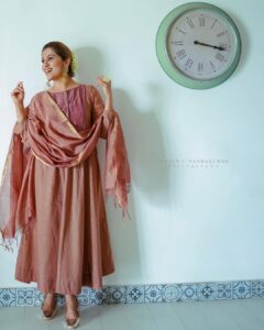 Ranjini Haridas Instagram - Coz the clock caught our fancy !!!😬

Photography @nithin_c_nandakumar 
Hair and makeup @jaanmonidasofficial 

#workmode #quickshoot #makeup #hair #gettingready #onamaroundthecorner #home #beingme #ranjiniharidas