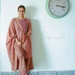 Ranjini Haridas Instagram - Coz the clock caught our fancy !!!😬 Photography @nithin_c_nandakumar Hair and makeup @jaanmonidasofficial #workmode #quickshoot #makeup #hair #gettingready #onamaroundthecorner #home #beingme #ranjiniharidas