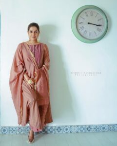 Ranjini Haridas Instagram - Coz the clock caught our fancy !!!😬

Photography @nithin_c_nandakumar 
Hair and makeup @jaanmonidasofficial 

#workmode #quickshoot #makeup #hair #gettingready #onamaroundthecorner #home #beingme #ranjiniharidas