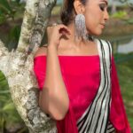 Ranjini Haridas Instagram - When the designer in me decided to mix and match some of my favourite boutique brands for this cool and funky fusion look for the launch of @palladiumconventioncentre in Kasarkode. A breezy Boho kaftan fuchsia top from @kahani_stories_in_thread meets A funky black and white ready to wear saree from @madebymilankochi A special shout-out to the makeup wizard @jaan_moni_das for making my face look perfect in spite of my recent meet up with an Acid fly /Blister beetle .I love ya ❤️ I also absolutely love this look..how about y’all ??? #mixandmatch #fusionwear #blackandwhite #fuchsia #pop #indowestern #ranjiniharidas #designerinme #showtime #kasaragod #emceelife#paidtotalk #bornforstage #nofilter