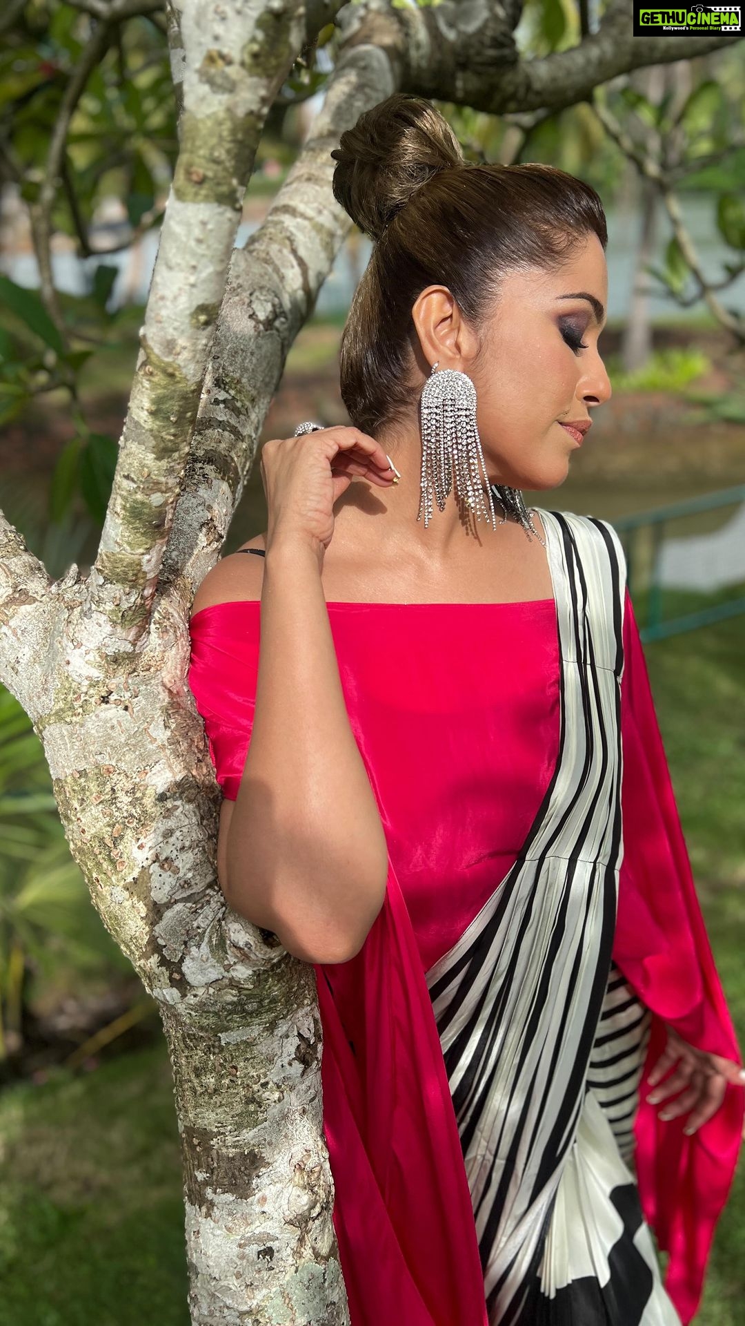 Ranjini Haridas Instagram - When the designer in me decided to mix and match some of my favourite boutique brands for this cool and funky fusion look for the launch of @palladiumconventioncentre in Kasarkode. A breezy Boho kaftan fuchsia top from @kahani_stories_in_thread meets A funky black and white ready to wear saree from @madebymilankochi A special shout-out to the makeup wizard @jaan_moni_das for making my face look perfect in spite of my recent meet up with an Acid fly /Blister beetle .I love ya ❤️ I also absolutely love this look..how about y’all ??? #mixandmatch #fusionwear #blackandwhite #fuchsia #pop #indowestern #ranjiniharidas #designerinme #showtime #kasaragod #emceelife#paidtotalk #bornforstage #nofilter