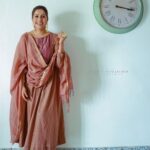 Ranjini Haridas Instagram - Coz the clock caught our fancy !!!😬 Photography @nithin_c_nandakumar Hair and makeup @jaanmonidasofficial #workmode #quickshoot #makeup #hair #gettingready #onamaroundthecorner #home #beingme #ranjiniharidas