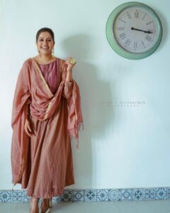 Ranjini Haridas Instagram - Coz the clock caught our fancy !!!😬

Photography @nithin_c_nandakumar 
Hair and makeup @jaanmonidasofficial 

#workmode #quickshoot #makeup #hair #gettingready #onamaroundthecorner #home #beingme #ranjiniharidas