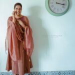 Ranjini Haridas Instagram - Coz the clock caught our fancy !!!😬 Photography @nithin_c_nandakumar Hair and makeup @jaanmonidasofficial #workmode #quickshoot #makeup #hair #gettingready #onamaroundthecorner #home #beingme #ranjiniharidas