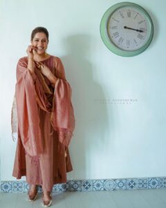 Ranjini Haridas Instagram - Coz the clock caught our fancy !!!😬

Photography @nithin_c_nandakumar 
Hair and makeup @jaanmonidasofficial 

#workmode #quickshoot #makeup #hair #gettingready #onamaroundthecorner #home #beingme #ranjiniharidas