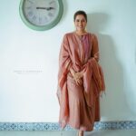 Ranjini Haridas Instagram - Coz the clock caught our fancy !!!😬 Photography @nithin_c_nandakumar Hair and makeup @jaanmonidasofficial #workmode #quickshoot #makeup #hair #gettingready #onamaroundthecorner #home #beingme #ranjiniharidas