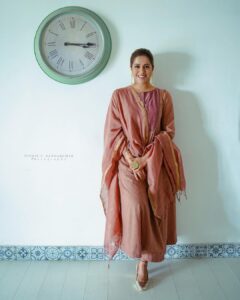 Ranjini Haridas Instagram - Coz the clock caught our fancy !!!😬

Photography @nithin_c_nandakumar 
Hair and makeup @jaanmonidasofficial 

#workmode #quickshoot #makeup #hair #gettingready #onamaroundthecorner #home #beingme #ranjiniharidas