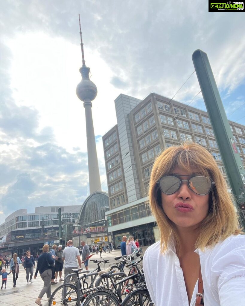 Ranjini Haridas Instagram - 😚😁 #alexanderplatz #worldtimeclock #berlin #germany Alexander Platz Berlin