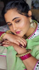 Rashami Desai Instagram - Mohobbat hoon jo shayad hi kisi ko milun
Tum khush kissmat ho kar bhi nahi ho. 
Kyunki mohhobbat sab ke bas ki baat nahi...
.
.
Kajra mohhobbat wala....
.
.
😆 
.
.
Wearing : @meghmalhaar_
Jhmka : @indianjewellery999 
.
.
#rashamidesai #rashamians #india #love #diva #rythmicrashami💃 #whatelseispossible  #immagical✨🧞‍♀️🦄