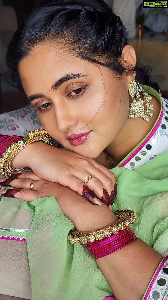 Rashami Desai Instagram - Mohobbat hoon jo shayad hi kisi ko milun Tum khush kissmat ho kar bhi nahi ho. Kyunki mohhobbat sab ke bas ki baat nahi... . . Kajra mohhobbat wala.... . . 😆 . . Wearing : @meghmalhaar_ Jhmka : @indianjewellery999 . . #rashamidesai #rashamians #india #love #diva #rythmicrashami💃 #whatelseispossible #immagical✨🧞‍♀️🦄