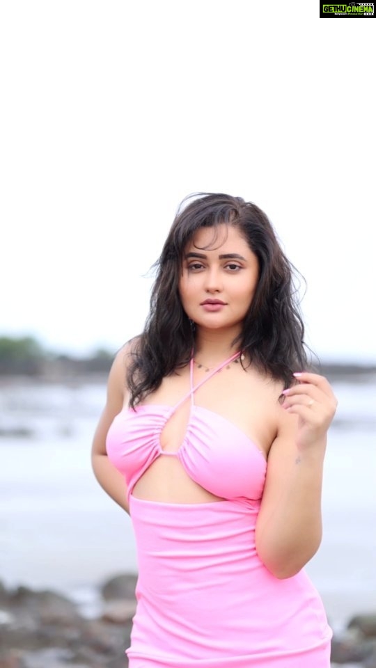 Rashami Desai Instagram - 50% Savage, 50% Sweetheart 💖 . . . . . #imrashamidesai #immagical✨🧞‍♀️🦄 #beachvibes #beach #whatelseispossiblenow #pink