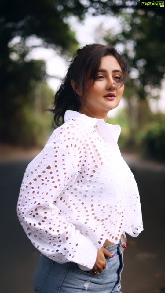 Rashami Desai Instagram - Focus on stressing less and just feel blessed...🧿 . . . . . . #rashamidesai #rashamians #immagical✨🧞‍♀️🦄 #whatelseispossible #smile