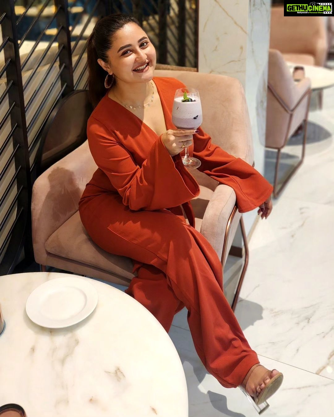 Rashami Desai Instagram - In long term relationship with amazing food and we both are loyally committed to each other . . #rashamidesai #rashamians #food #friends #work #teamRD #love #diva #rythmicrashami💃 #immagical✨🧞♀️🦄 #whatmoreispossible Radisson Mumbai Goregaon