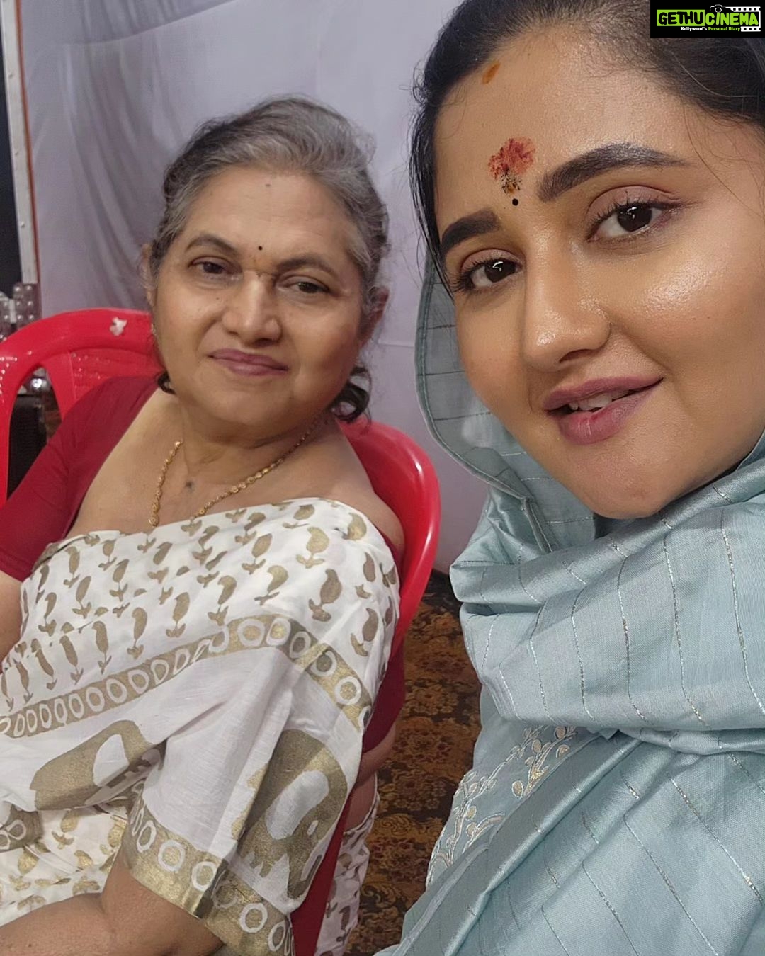 Rashami Desai Instagram - Done deal 👍🏻 Happy birthday rasila 🫶🏻 . . #rashamians #rashamidesai #love #birthdaygirl #immagical✨🧞♀️🦄 #whatelseispossible India