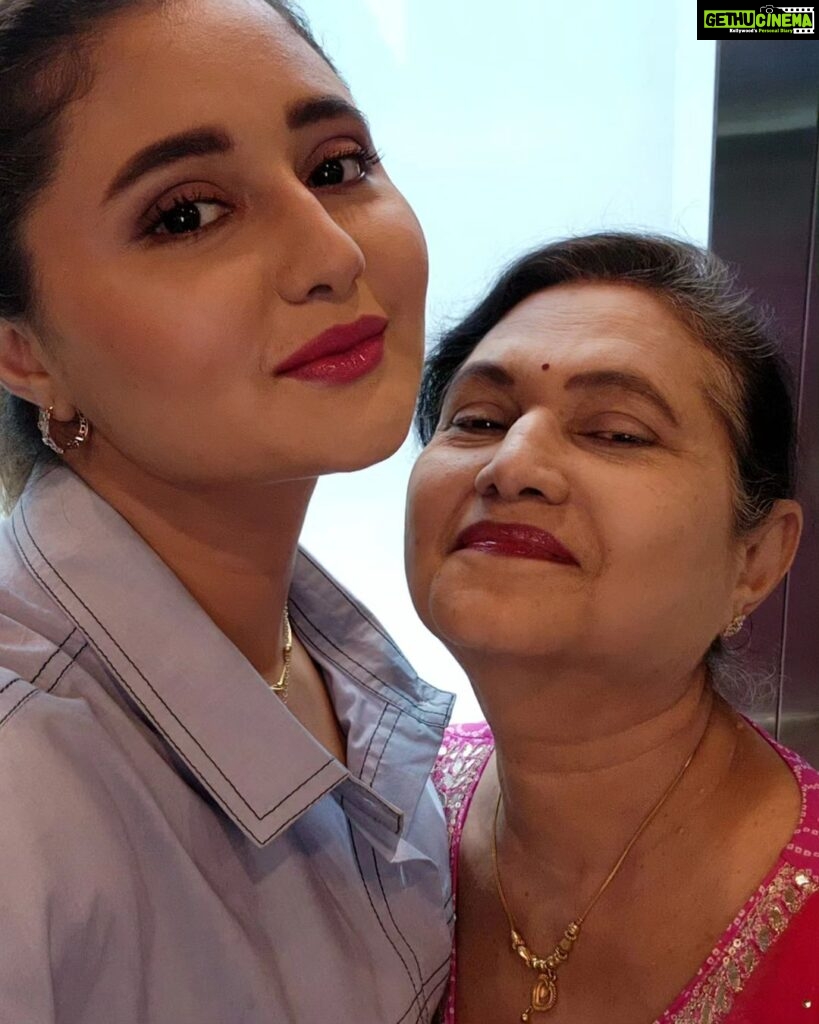 Rashami Desai Instagram - Done deal 👍🏻 Happy birthday rasila 🫶🏻 . . #rashamians #rashamidesai #love #birthdaygirl #immagical✨🧞‍♀️🦄 #whatelseispossible India
