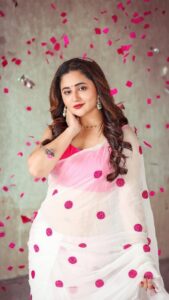 Rashami Desai Instagram - Saree + Smile = ♥️
.
.
.
.
Outfit : @_ensembles
.
.
.
.
#rashamidesai #rashamians #immagical✨🧞‍♀️🦄 #traditional #saree #favorite #whatelseispossiblenow