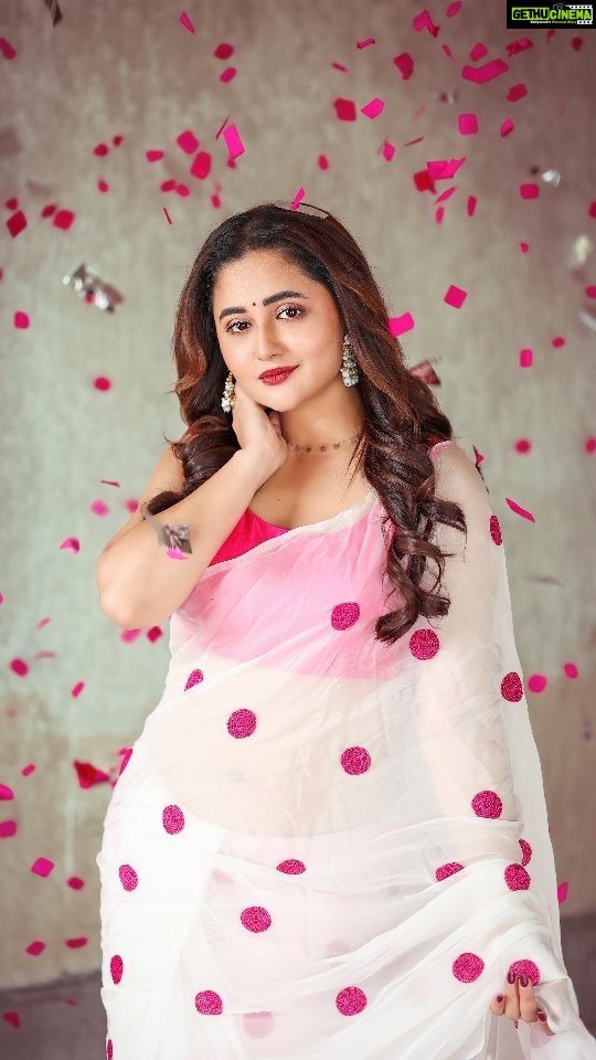 Rashami Desai - 345K Likes - Saree + Smile = ♥️
.
.
.
.
Outfit : @_ensembles
.
.
.
.
#rashamidesai #rashamians #immagical✨🧞♀️🦄 #traditional #saree #favorite #whatelseispossiblenow