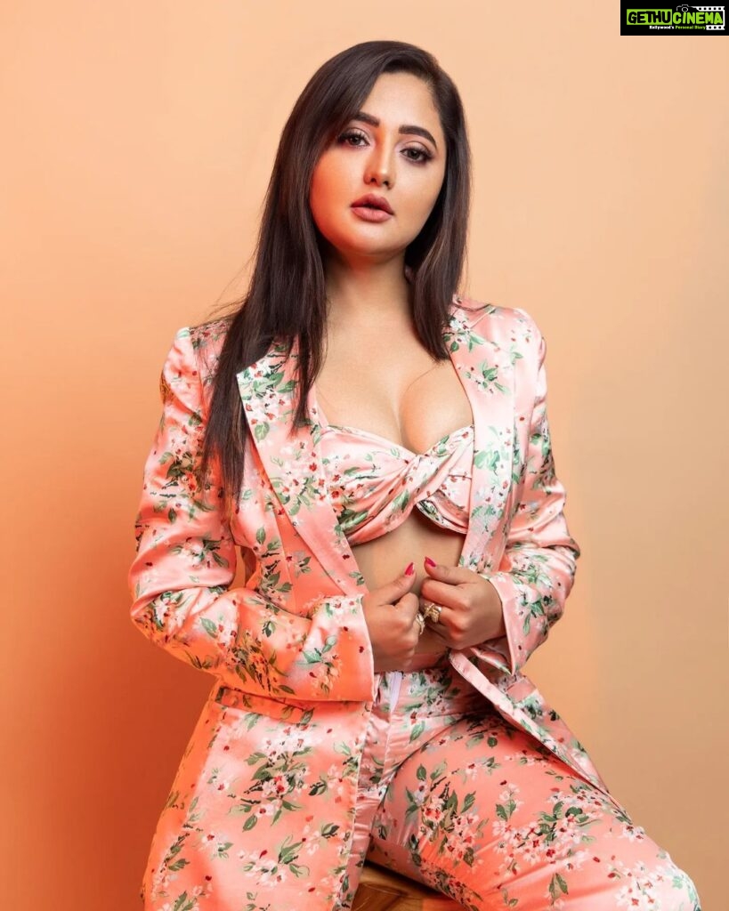 Rashami Desai Instagram - ✨️ Being a sunshine on a cloudy day !!!!! ✨️ . . . . . . . . Shoot for @fablookmagazine Founder & styled by @milliarora7777 @ankittt.chadda.official Styled by @mitushigupta Outfit by @papzclothing Mua @izasetia_makeovers Hair @amuthevar 📸 @tanmaymainkarstudio Artist reputation management : @shimmerentertainment #imrashamidesai #immagical✨🧞‍♀️🦄 #rashamians #sunshine #vibe #love #diva #fashion #whatelseispossible
