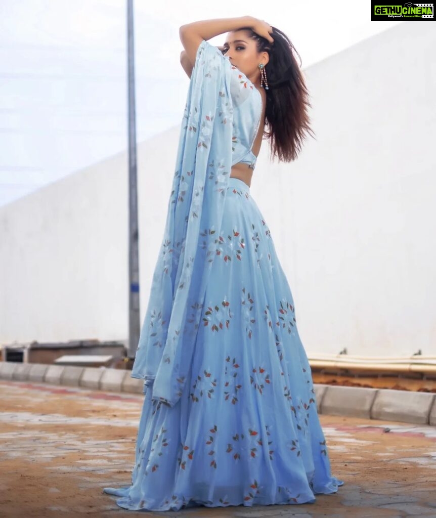 Rashmi Gautam Instagram - If only I had blue eyes to hypnotize Outfit @varahi_couture P.C @v_capturesphotography #monsoons #rashmigautam #RashmiGautam #blue