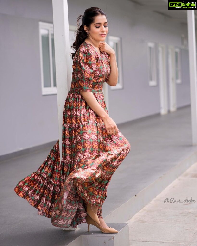 Rashmi Gautam Instagram - Outfit by @varahi_couture P.c @ravi_cross_clickx #rashmigautam #fusionwear #summerdress #tuesday