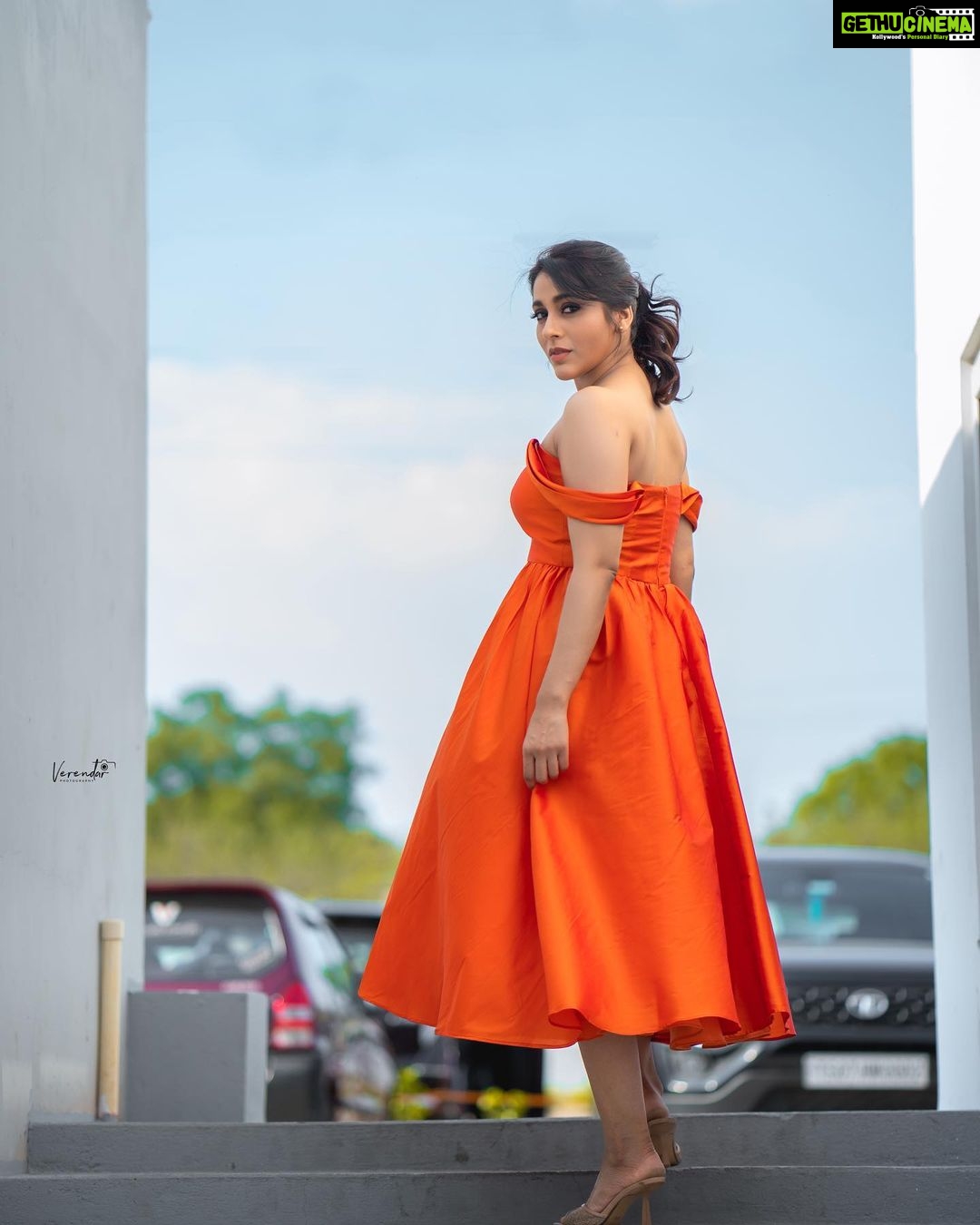 Rashmi Gautam Instagram - #rashmigautam #0range #staticpost #carousel