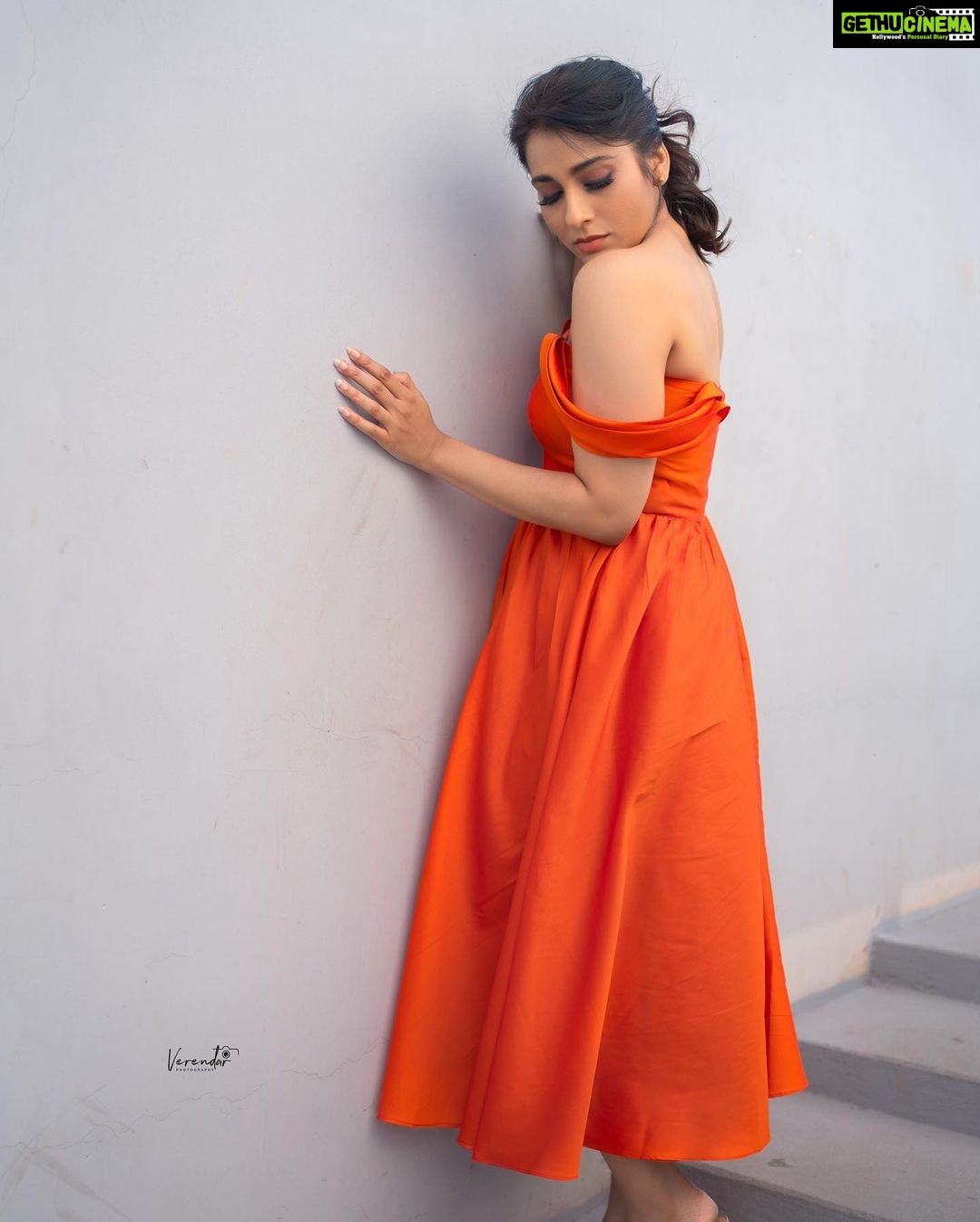Rashmi Gautam Instagram - #rashmigautam #0range #staticpost #carousel