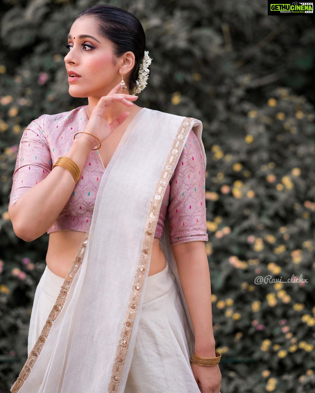 Rashmi Gautam Instagram - #krishnajanmashtami #janmashtami JANMASHTAMI KI SHUBHKAAMNAAEIN @varahi_couture once again thankyou for this beautiful subtle outfit. P.c @ravi_cross_clickx #rashmigautam #RASHMIGAUTAM #instapost #indianfestivals