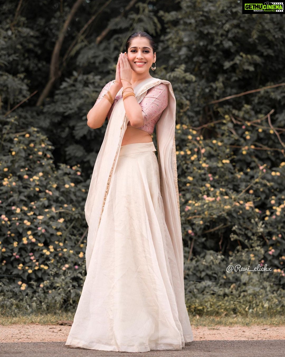 Rashmi Gautam Instagram - #krishnajanmashtami #janmashtami JANMASHTAMI KI SHUBHKAAMNAAEIN @varahi_couture once again thankyou for this beautiful subtle outfit. P.c @ravi_cross_clickx #rashmigautam #RASHMIGAUTAM #instapost #indianfestivals