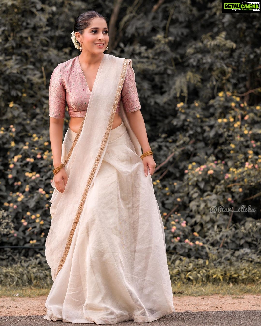 Rashmi Gautam Instagram - #krishnajanmashtami #janmashtami JANMASHTAMI KI SHUBHKAAMNAAEIN @varahi_couture once again thankyou for this beautiful subtle outfit. P.c @ravi_cross_clickx #rashmigautam #RASHMIGAUTAM #instapost #indianfestivals