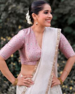 Rashmi Gautam Instagram - #krishnajanmashtami #janmashtami JANMASHTAMI KI SHUBHKAAMNAAEIN @varahi_couture once again thankyou for this beautiful subtle outfit. P.c @ravi_cross_clickx #rashmigautam #RASHMIGAUTAM #instapost #indianfestivals