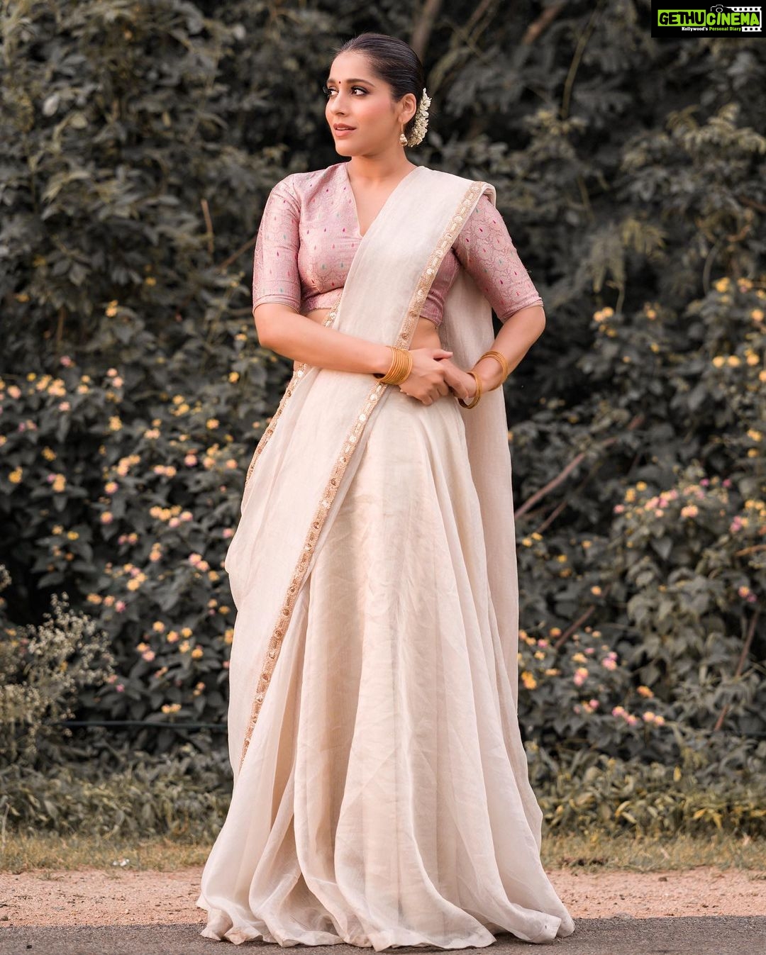 Rashmi Gautam Instagram - #krishnajanmashtami #janmashtami JANMASHTAMI KI SHUBHKAAMNAAEIN @varahi_couture once again thankyou for this beautiful subtle outfit. P.c @ravi_cross_clickx #rashmigautam #RASHMIGAUTAM #instapost #indianfestivals