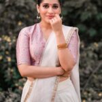 Rashmi Gautam Instagram – #krishnajanmashtami #janmashtami JANMASHTAMI KI SHUBHKAAMNAAEIN 
@varahi_couture once again thankyou for this beautiful subtle outfit. 
P.c @ravi_cross_clickx 
#rashmigautam #RASHMIGAUTAM #instapost #indianfestivals