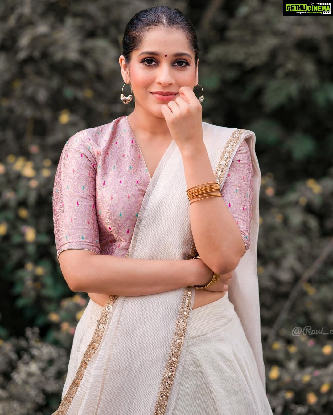 Rashmi Gautam Instagram - #krishnajanmashtami #janmashtami JANMASHTAMI KI SHUBHKAAMNAAEIN @varahi_couture once again thankyou for this beautiful subtle outfit. P.c @ravi_cross_clickx #rashmigautam #RASHMIGAUTAM #instapost #indianfestivals