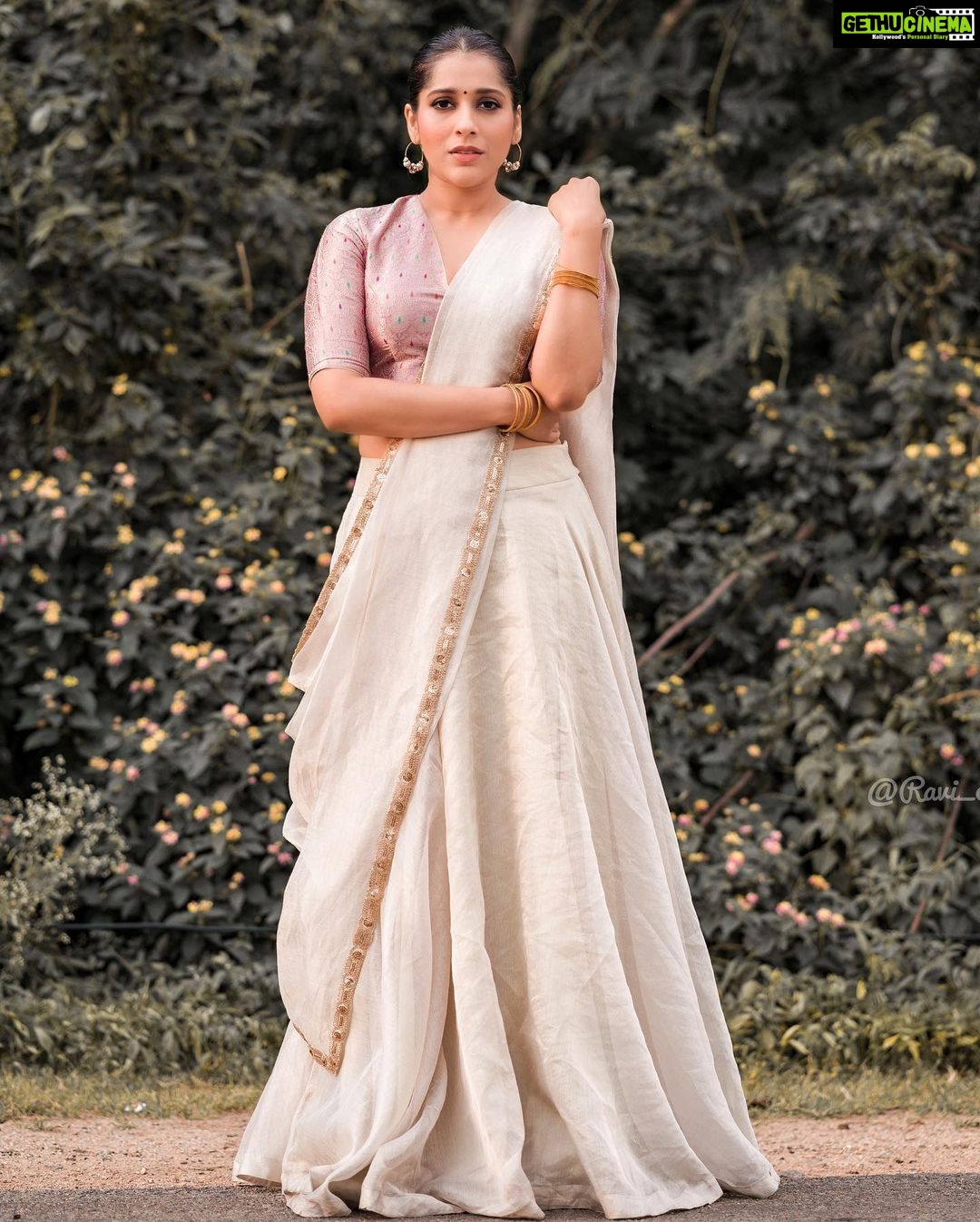 Rashmi Gautam Instagram - #krishnajanmashtami #janmashtami JANMASHTAMI KI SHUBHKAAMNAAEIN @varahi_couture once again thankyou for this beautiful subtle outfit. P.c @ravi_cross_clickx #rashmigautam #RASHMIGAUTAM #instapost #indianfestivals
