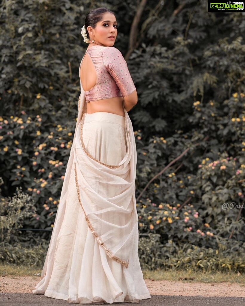 Rashmi Gautam Instagram - #krishnajanmashtami #janmashtami JANMASHTAMI KI SHUBHKAAMNAAEIN @varahi_couture once again thankyou for this beautiful subtle outfit. P.c @ravi_cross_clickx #rashmigautam #RASHMIGAUTAM #instapost #indianfestivals