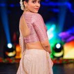 Rashmi Gautam Instagram - #krishnajanmashtami #janmashtami JANMASHTAMI KI SHUBHKAAMNAAEIN @varahi_couture once again thankyou for this beautiful subtle outfit. P.c @ravi_cross_clickx #rashmigautam #RASHMIGAUTAM #instapost #indianfestivals