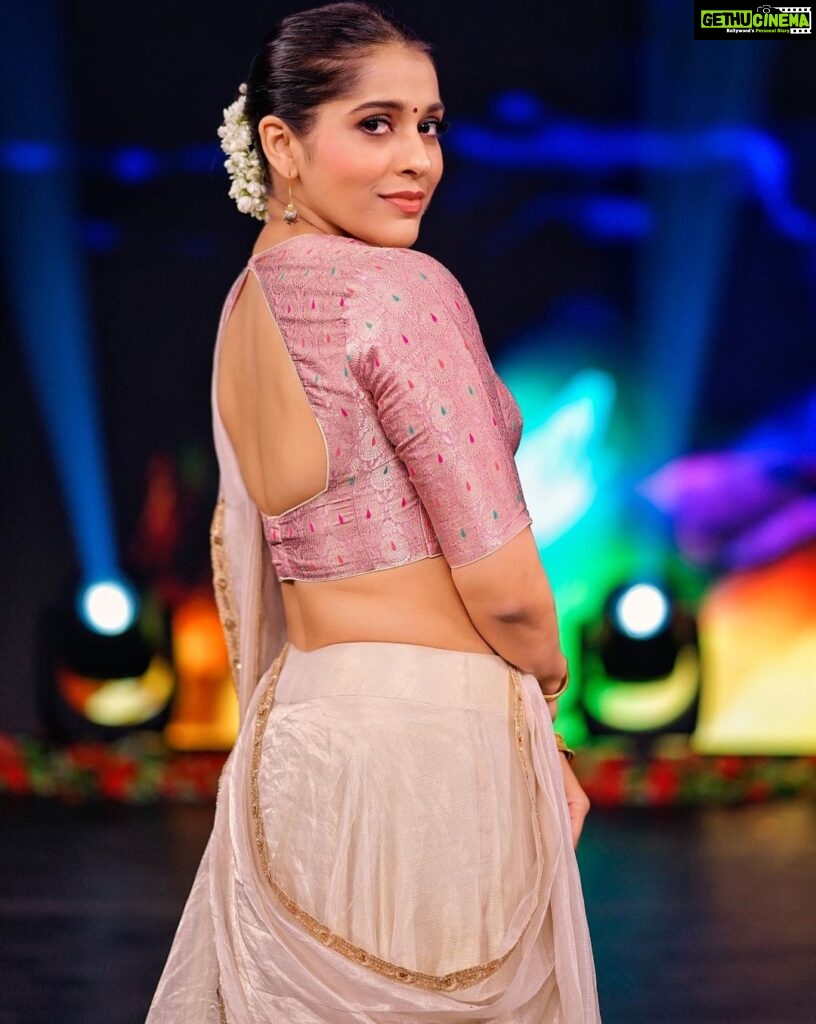 Rashmi Gautam Instagram - #krishnajanmashtami #janmashtami JANMASHTAMI KI SHUBHKAAMNAAEIN @varahi_couture once again thankyou for this beautiful subtle outfit. P.c @ravi_cross_clickx #rashmigautam #RASHMIGAUTAM #instapost #indianfestivals