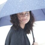 Rasika Dugal Instagram - नीली छतरी वाली ☺️ 📸: @_eye.for.beauty_ #Monsoon #RainySeason #MumbaiRains #BombayMonsoon