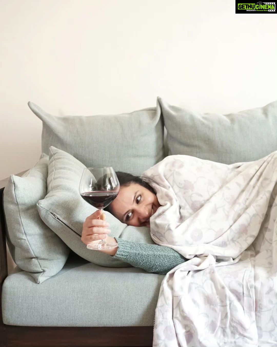 Rasika Dugal Instagram - That space between FOMO and JOMO! #WeekendVibes Also, the correct props (especially the blanket) for a good binge-watch for a horror show 🤣. So if you haven't watched #Adhura yet, tune into @primevideoin! #Friday #FridayVibes #FridayFeeling #AdhuraOnPrime