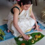 Rasika Dugal Instagram - Some things have my complete focus 😄. Thank you for the delicious meal @enjay29 #NaveenNair. Happy Onam everyone! #OnamSadhya #HappyOnam