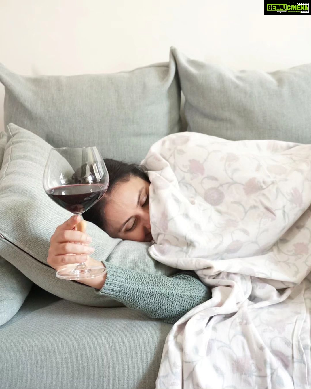 Rasika Dugal Instagram - That space between FOMO and JOMO! #WeekendVibes Also, the correct props (especially the blanket) for a good binge-watch for a horror show 🤣. So if you haven't watched #Adhura yet, tune into @primevideoin! #Friday #FridayVibes #FridayFeeling #AdhuraOnPrime
