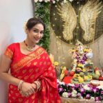 Rati Pandey Instagram – Ganpati Bappa Morya🙏🏻❤️
.
.
.
#1stdayofganpati #glimpses #ratipandey #family #gratitude #instareels #reels #mekhlachadar #assamesesaree