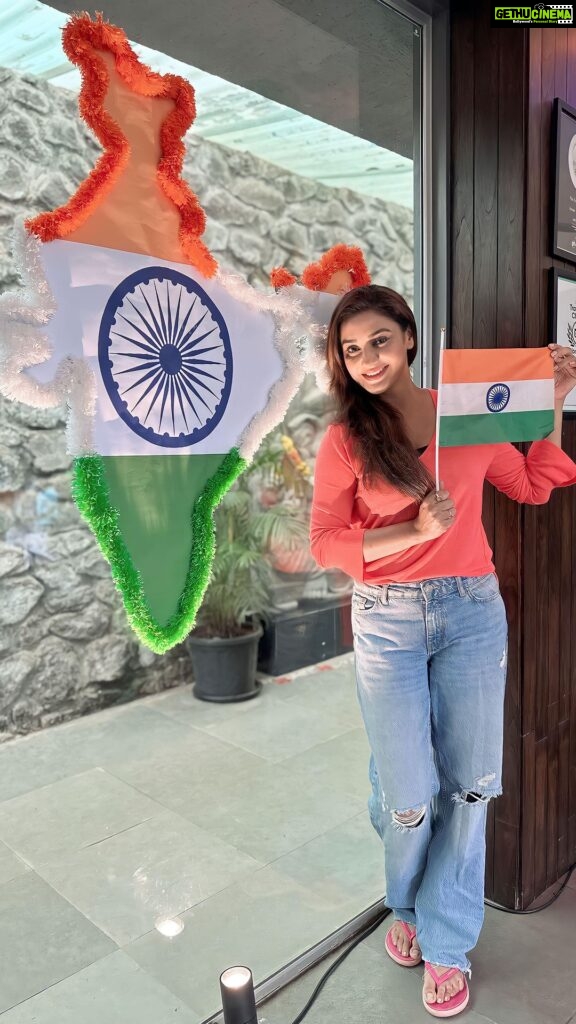 Rati Pandey Instagram - Happy Independence day to all of you🇮🇳 Vande Mataram🇮🇳 . . . #gratitude #76thindependenceday #gratitudetothefreedomfighters #valuefreedomanduseitwisely #ratipandey #proudindian